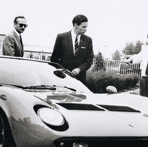 Colin Chapman, Jim Clark et Ferrucio Lamborghini devant la Miura